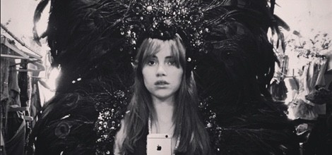 Suki Waterhouse posando con un diseño propio de un desfile de Victoria's Secret