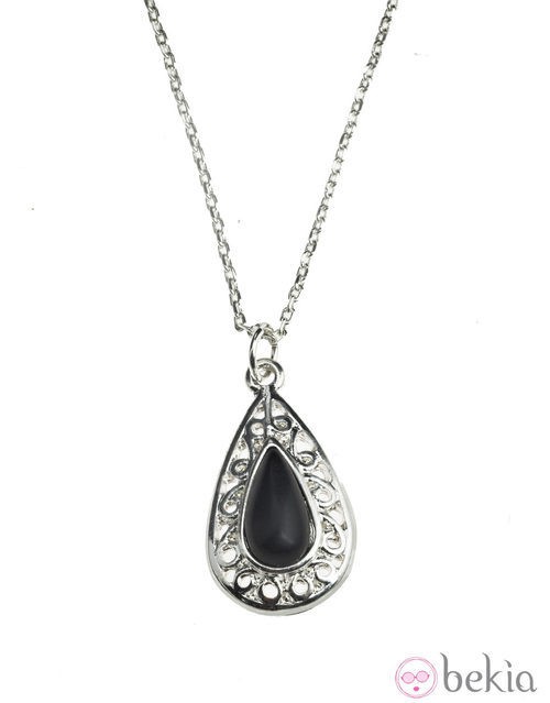 Collar con pedrería en negro de la nueva colección 'Filigree' de Claire's
