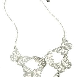 Collar en plata con mariposas de la nueva colección 'Filigree' de Claire's