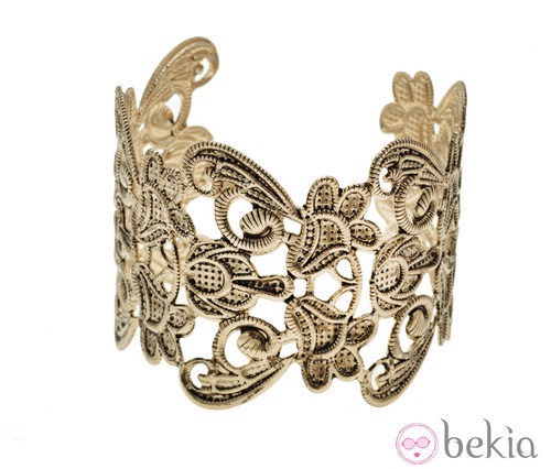 Brazalete dorado con motivos barrocos de la nueva colección 'Filigree' de Claire's