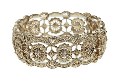 Brazalete dorado con pedrería de la nueva colección 'Filigree' de Claire's