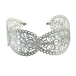 Brazalete con detalles barrocos de la nueva colección 'Filigree' de Claire's
