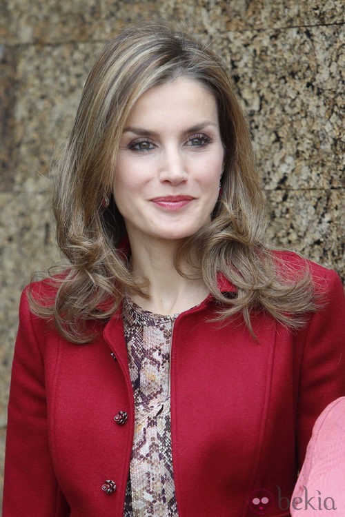 La Reina Letizia con la melena suelta en su viaje a Portugal