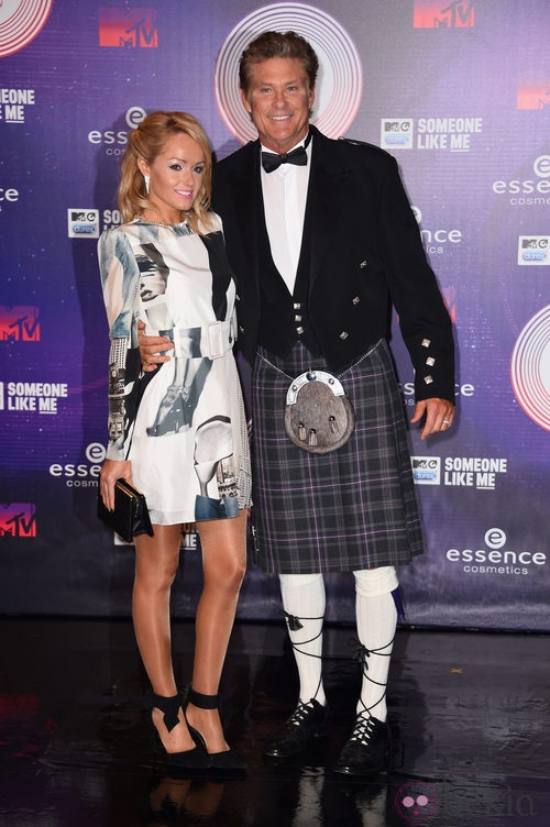 David Hasselhoff lució falda escocesa junto a Hayley Roberts en los MTV EMA 2014