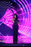 Nicki Minaj con un vestido largo negro con tranaparencias en los MTV EMA 2014