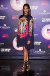Alesha Dixon con un vestido colorido en los MTV EMA 2014