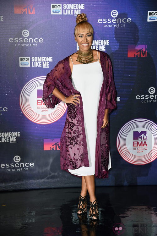 Emili Sandé con un vestido blanco en los MTV EMA 2014