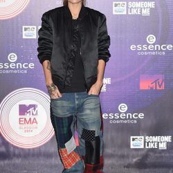 Skyler Grey con un look masculino en los MTV EMA 2014