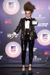 Tallia Storm con un look muy brillante en los MTV EMA 2014