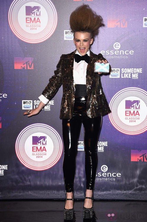 Tallia Storm con un look muy brillante en los MTV EMA 2014