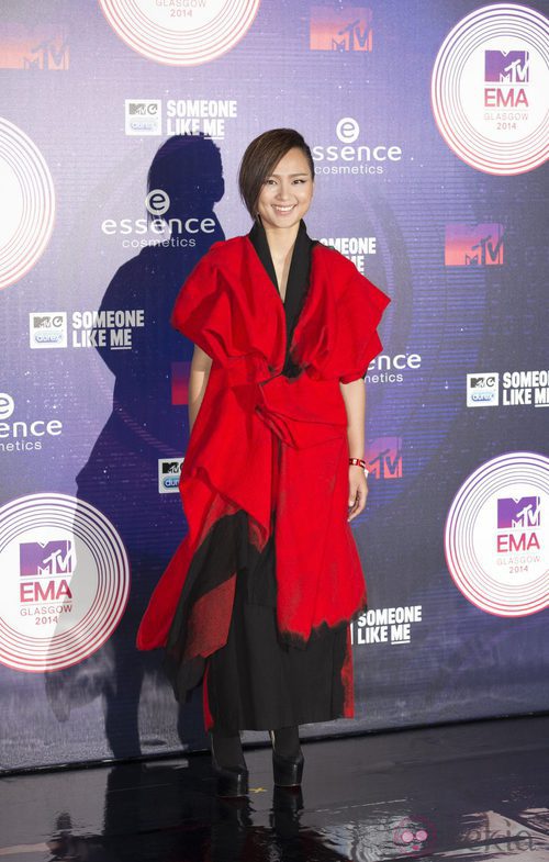 Bibi Zhou con un look en rojo en los MTV EMA 2014
