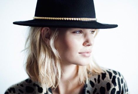 Gorro en negro con detalles dorados de la nueva colección de Suiteblanco