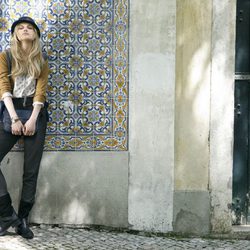 Anastasya Bondarenko con camisa estampada de Indi & Cold