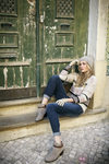 Anastasya Bondarenko con un jersey en rosa palo y gris de la colección de invierno de Indi & Cold
