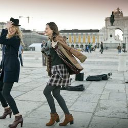 Silvia Zamora y Anastasya Bondarenko posan risueñas en la nueva colección de invierno de Indi & Cold