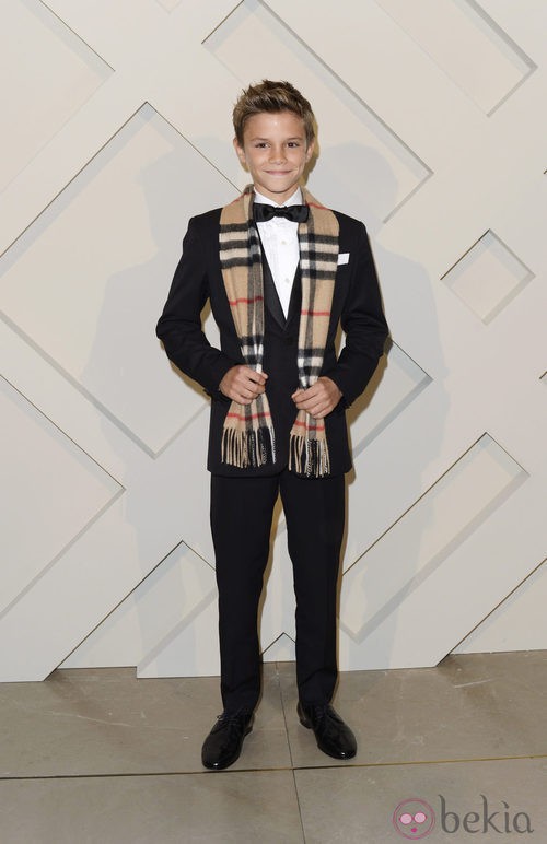 Romeo Beckham posa en la presentacion de la campaña de Navidad 2014 de Burberry