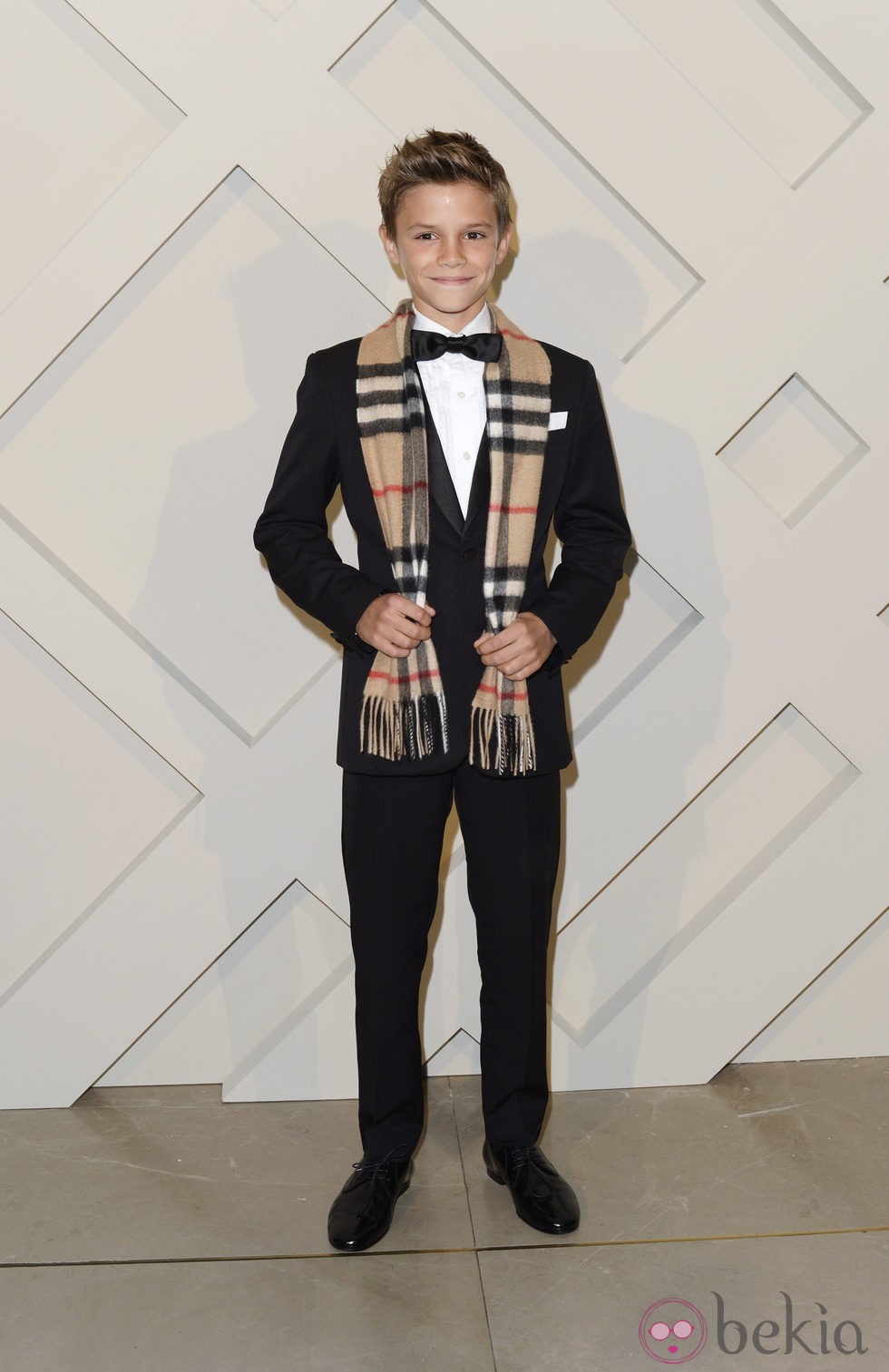 Romeo Beckham posa en la presentacion de la campaña de Navidad 2014 de Burberry