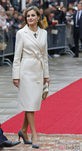La Reina Letizia con un abrigo de batín blanco.