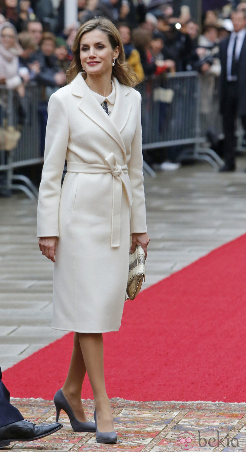 La Reina Letizia con un abrigo de batín blanco.