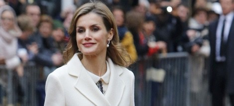 La Reina Letizia con un abrigo de batín blanco.