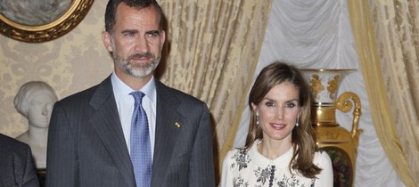 La Reina Letizia con un vestido con detalles florales de Felipe Varela junto al Rey Felipe VI