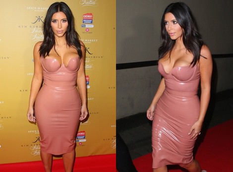 Kim Kardashian con un vestido de látex nude