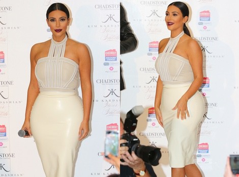 Kim Kardashian con una falda de tubo de látex blanca