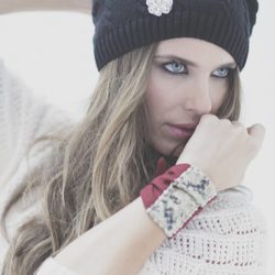 Vanesa Romero con gorro de lana y pulsera de Namdalay