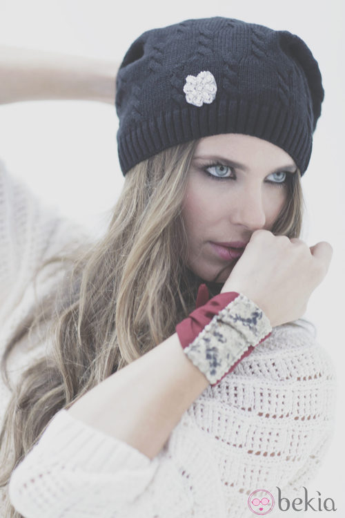 Vanesa Romero con gorro de lana y pulsera de Namdalay