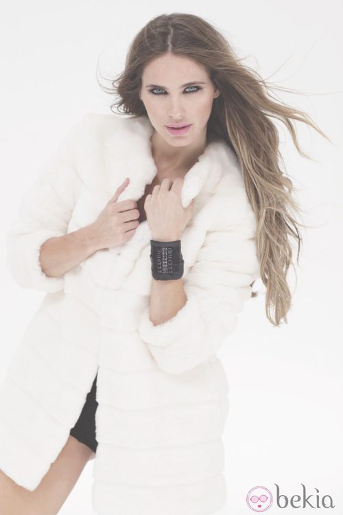 Vanesa Romero con una pulsera negra de tachuelas de Namdalay