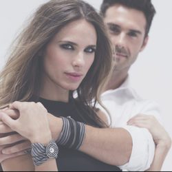 Vanesa Romero y su hermano posan con pulseras de Namdalay