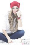 Venesa Romero con gorro y pulsera rojos de Namdalay