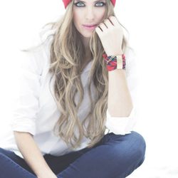 Venesa Romero con gorro y pulsera rojos de Namdalay