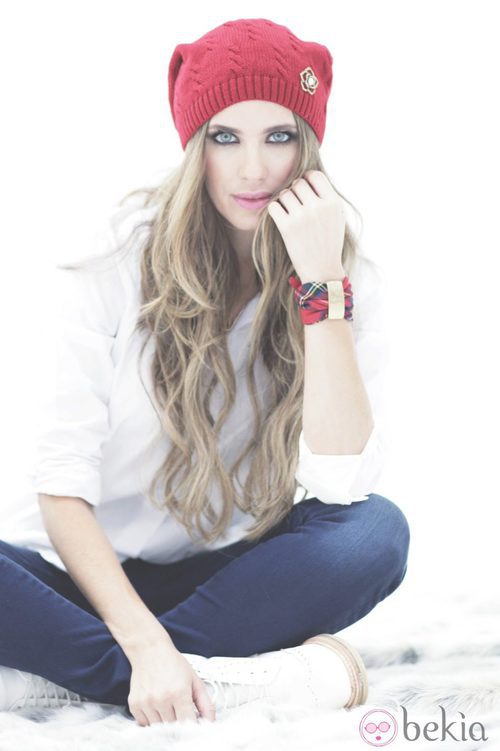 Venesa Romero con gorro y pulsera rojos de Namdalay