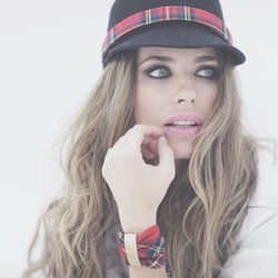 Vanesa Romero con sombrero y pulsera a juego de Namdalay