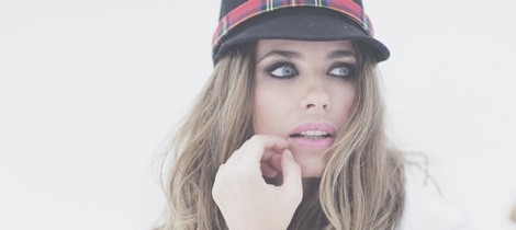 Vanesa Romero con sombrero y pulsera a juego de Namdalay