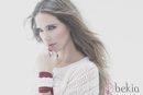 Vanesa Romero con pulsera roja y blanca de Namdalay