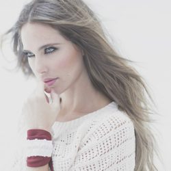 Vanesa Romero con pulsera roja y blanca de Namdalay