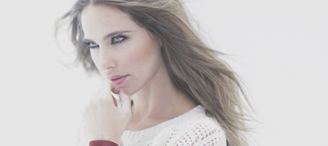 Vanesa Romero con pulsera roja y blanca de Namdalay