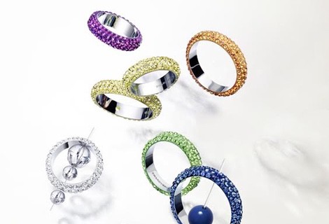 Anillos de colores con incrustaciones de pedrería de la firma Swarovski