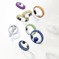 Anillos de colores con incrustaciones de pedrería de la firma Swarovski