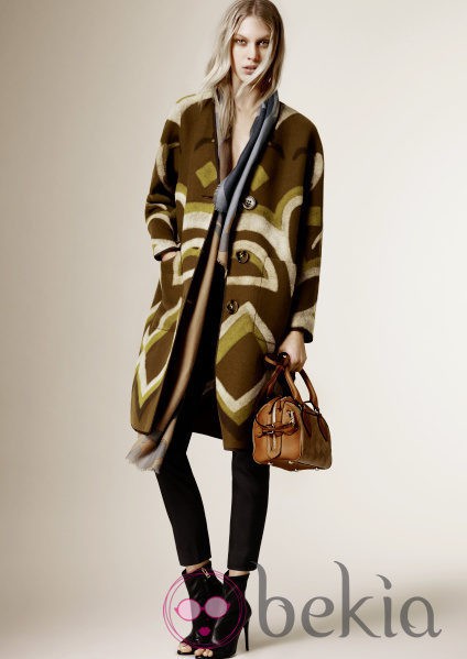Abrigo con motivos geométricos de la precolección otoño/invierno 2015