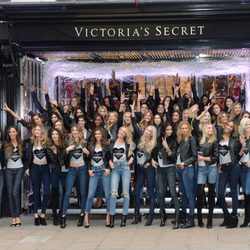 Los Ángeles de Victoria's Secret posan frente a una de sus tiendas en Londres