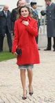 Doña Letizia con un abrigo de lana rojo de Hugo Boss