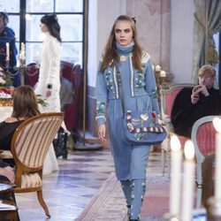 Cara Delevingne desfila para Chanel en Salzburgo