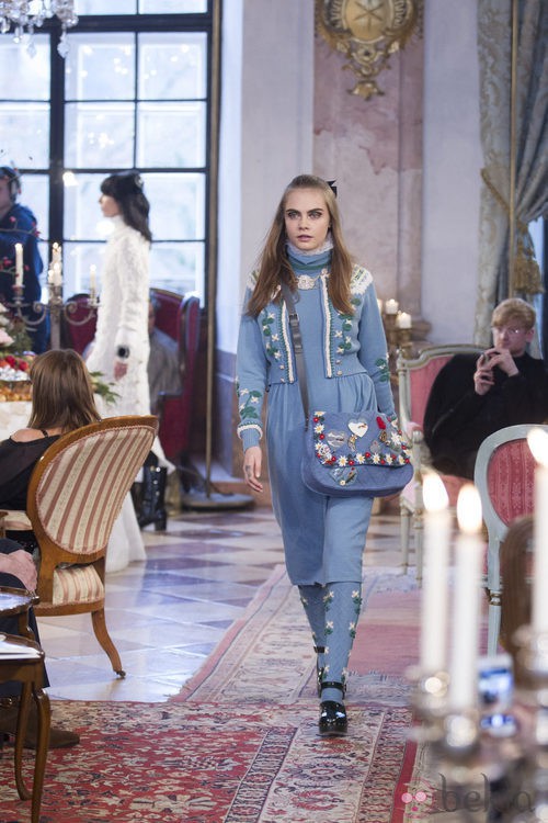Cara Delevingne desfila para Chanel en Salzburgo