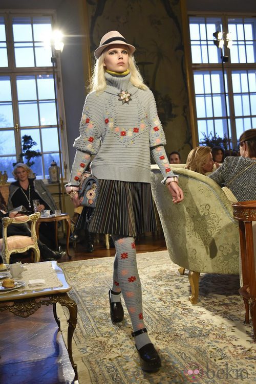 Jersey de punto y falda tableada de la colección pre-fall 2015 de Chanel