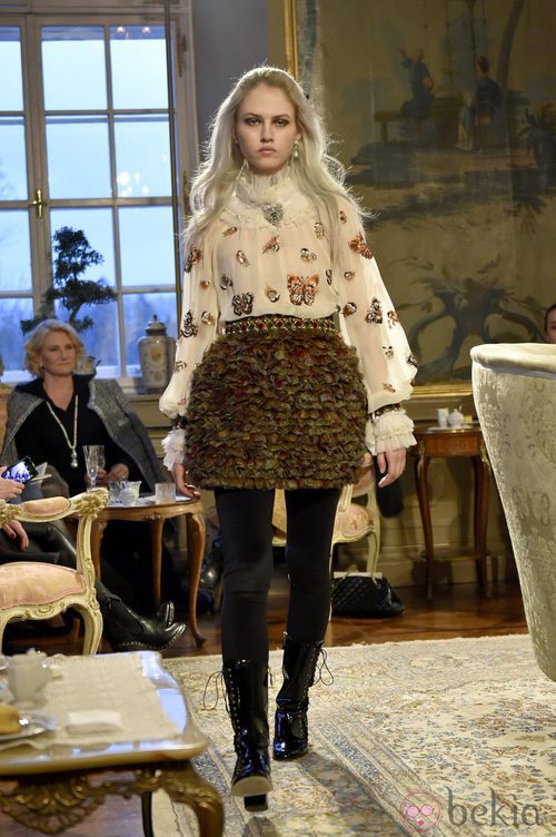 Blusa con aplicaciones y falda bouclette de la colección pre-fall 2015 de Chanel