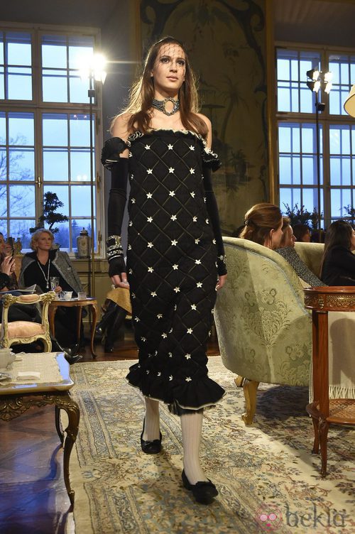 Vestido acolchado con aplicaciones de la colección pre-fall 2015 de Chanel
