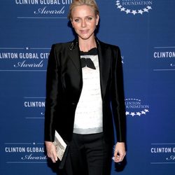 Charlene de Mónaco con un look masculino en blanco y negro durante su embarazo